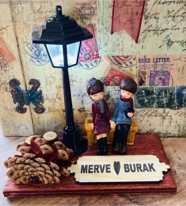 Myk Hediye Ve Sanat Atölyesi Işıklı Sevgili Sokak Lambası Dekoratif Biblo - Ferforje Kalp Ahşap Kaideli - Image 1
