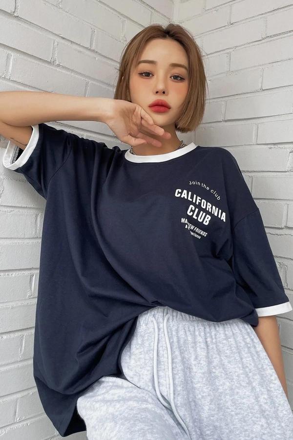 Unisex Lacivert Yaka Kol Detaylı California Club Baskılı Oversize T-shirt - Image 1