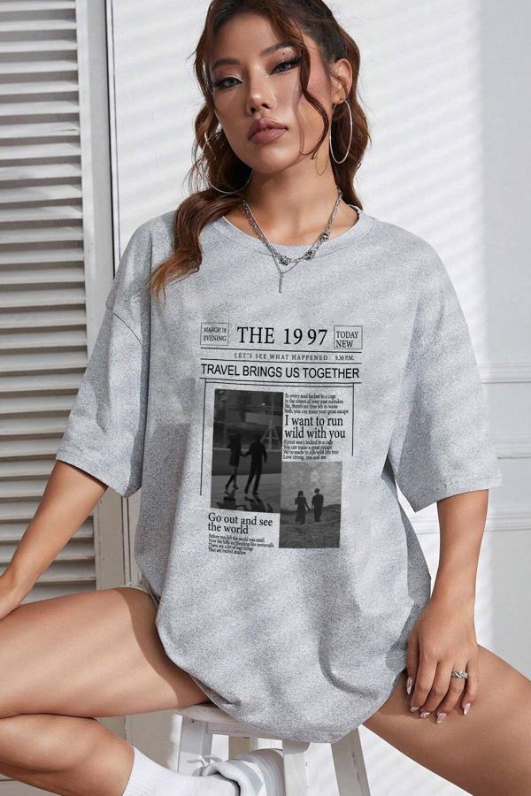 Unisex The 1997 Travel Baskılı T-shirt - Image 1