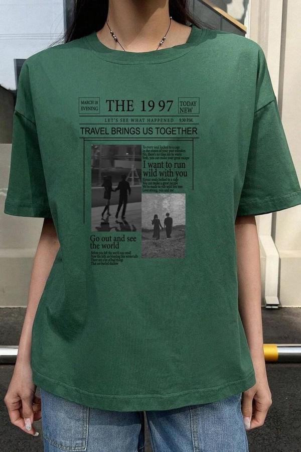 Unisex The 1997 Travel Baskılı T-shirt - Image 1