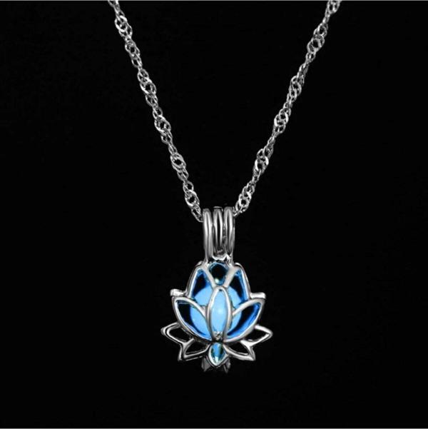 Mavi Gece Parlayan Lotus Çiçeği Kolye Aksesuar - Image 1