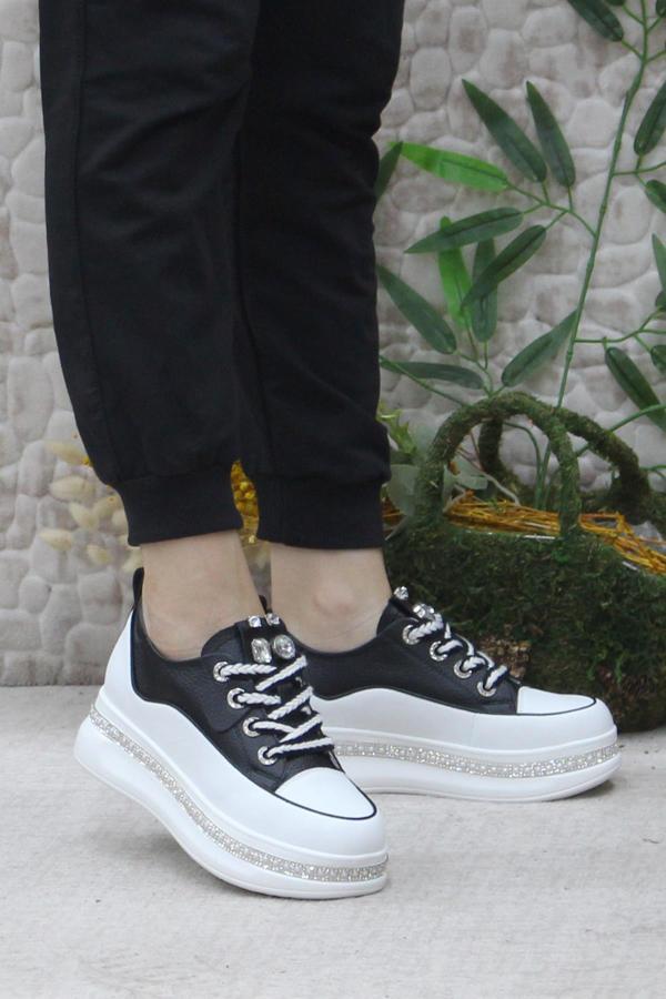 Fort Guja 24K308-1 Siyah Taş Detaylı Kalın Taban Casual Kadın Ayakkabı - Image 1