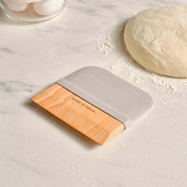 Karaca x Refika Gadgets Çift Taraflı Ahşap Hamur Kazıyıcı - Image 1