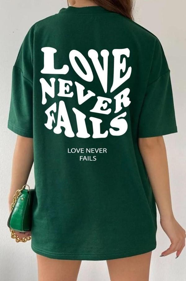 Unisex Love Never Fails Baskılı T-shirt - Image 1