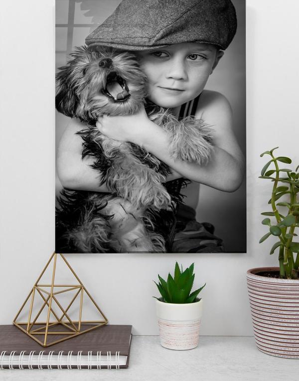 Çocuk ve Köpek Siyah Beyaz Cam Tablo | Hediyelik, Dekoratif, Ofis, Mutfak  - Image 1