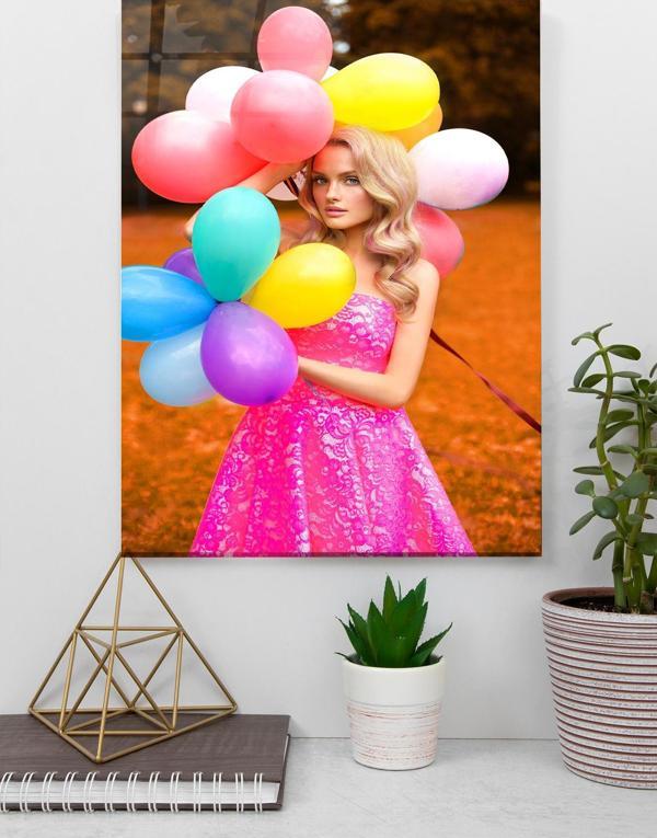 Renkli Balonlar Tutan Pembe Elbiseli Sarışın Kadın Cam Tablo | Hediyelik, Dekoratif, Ofis, Mutfak  - Image 1