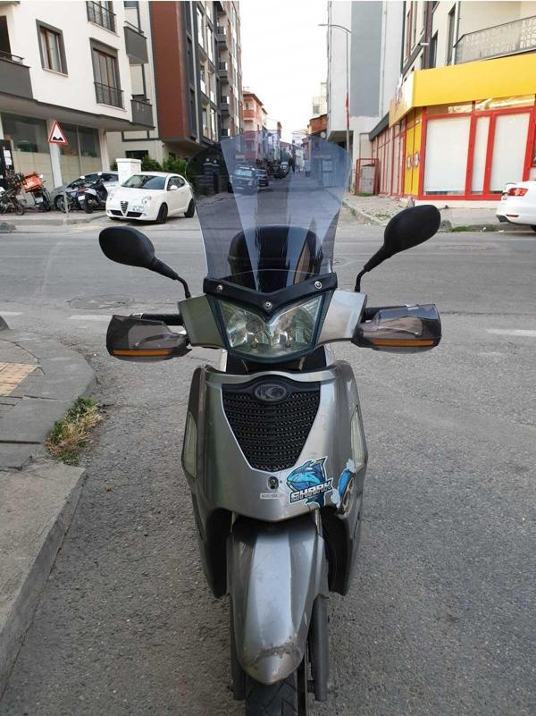 Kymco People S 200 Siperlik Ön Cam 2011 Model 48cm Açıkfüme Renkli 4mm UZUN CAM - Image 1