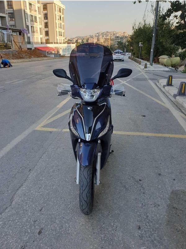 Kymco People S 200 Siperlik Ön Cam 2021 2024 Model 38cm Siyah Renkli 4mm KISA SPOR CAM - Image 1