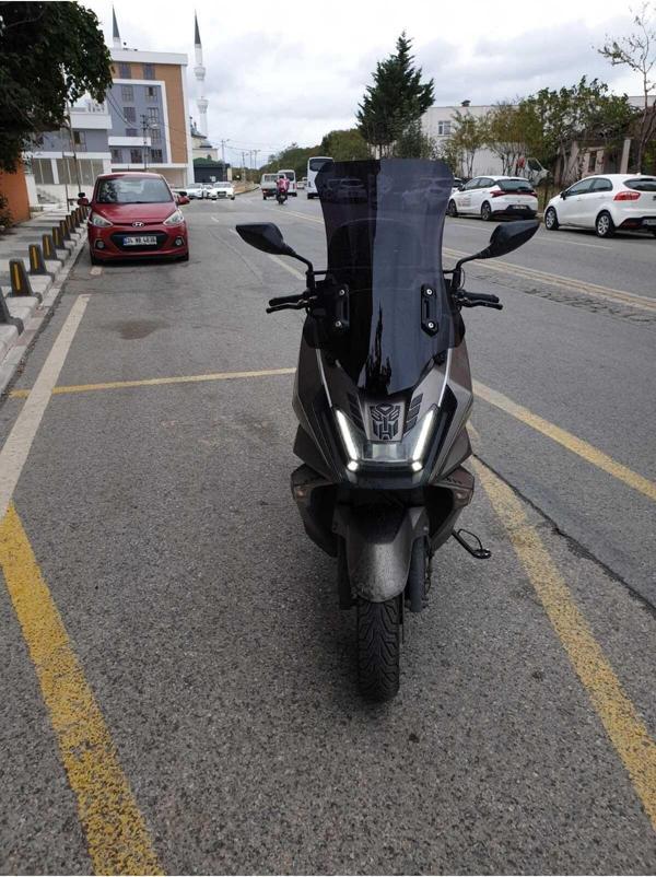 kymco Skytown 125 Siperlik Ön Cam 2023 2024 Model 72cm Siyah Renkli 4mm UZUN CAM - Image 1