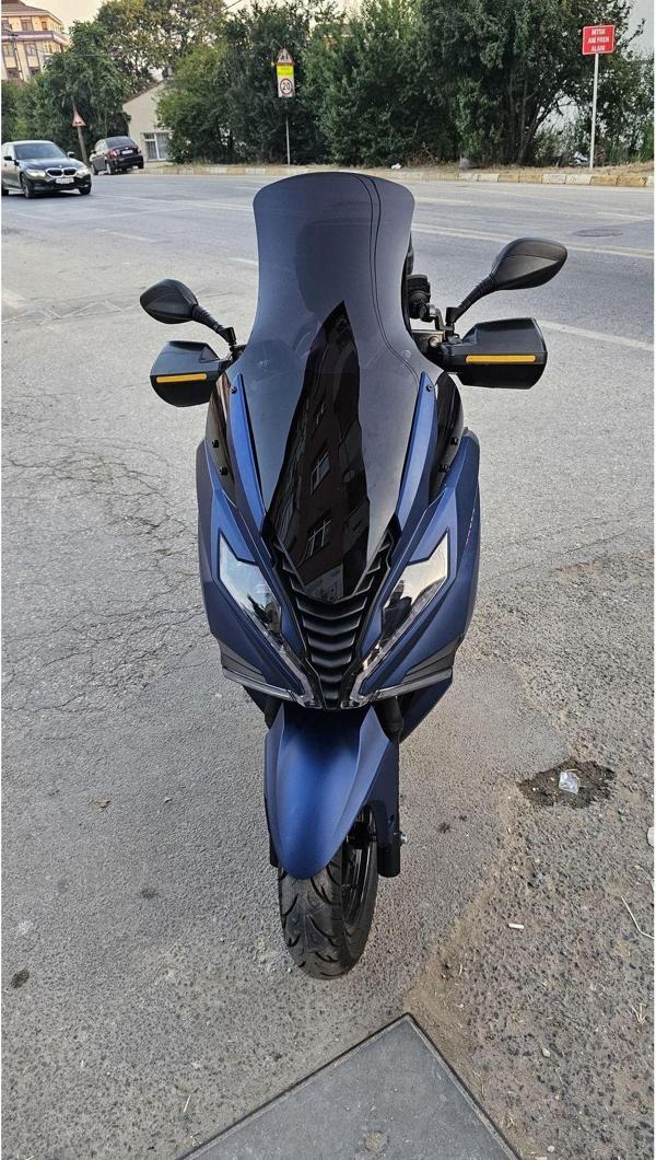 Arora Gt 125 250 Siperlik Ön Cam 2023 2024 Model 65cm Siyah Renkli 4mm ORTA BOYLU CAM - Image 1