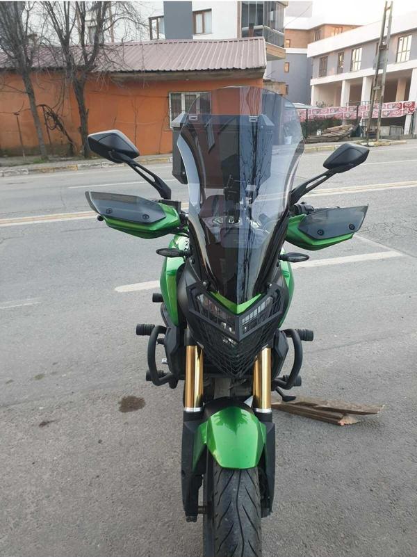Bajaj Dominar 400 Siperlik Ön Cam 2017 2024 Model 58cm Açıkfüme Renkli 4mm ORTA BOYLU CAM - Image 1
