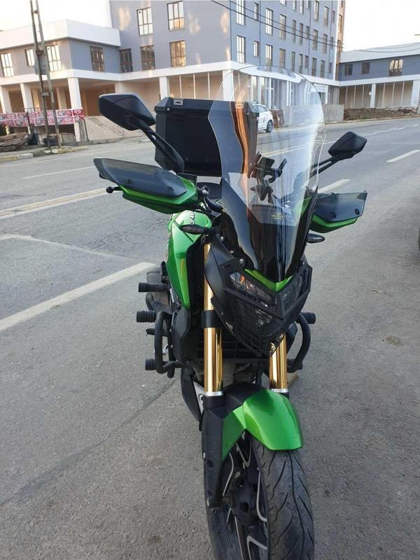 Bajaj Dominar 400 Siperlik Ön Cam 2017 2024 Model 58cm Şeffaf Renkli 4mm ORTA BOYLU CAM - Image 1