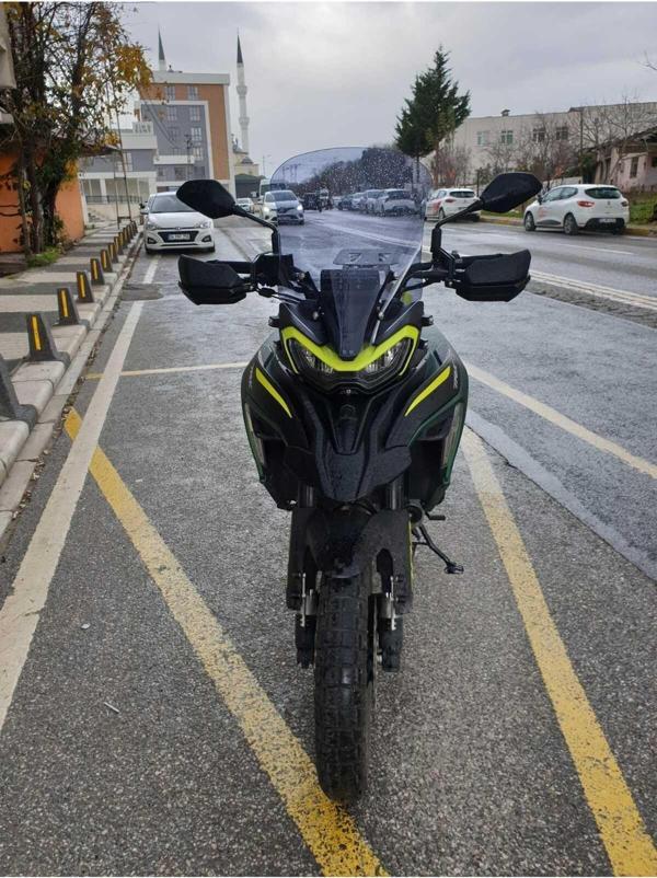 Benelli TRK 702 X Siperlik Ön Cam 2024 Model 51cm Açıkfüme Renkli 4mm 2. TASARIM - Image 1