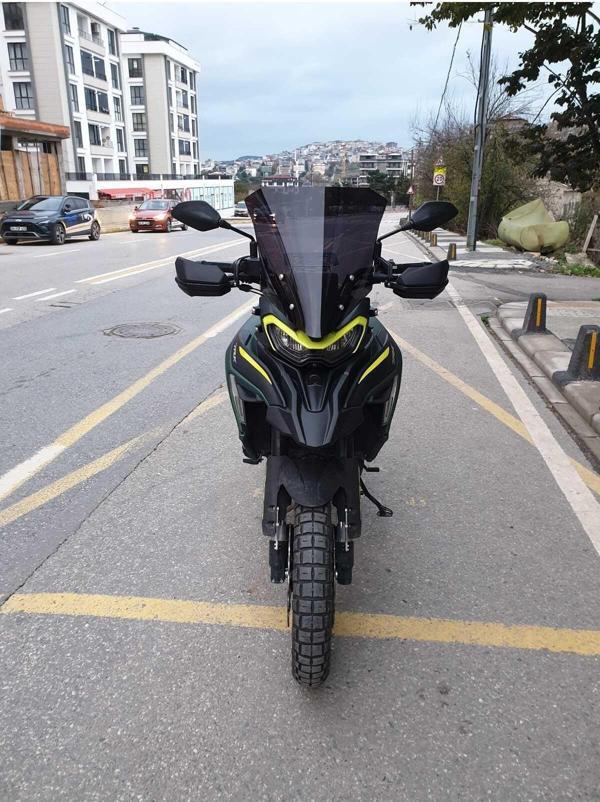 Benelli TRK 702 X Siperlik Ön Cam 2024 Model 51cm Siyah Renkli 4mm 1. TASARIM - Image 1