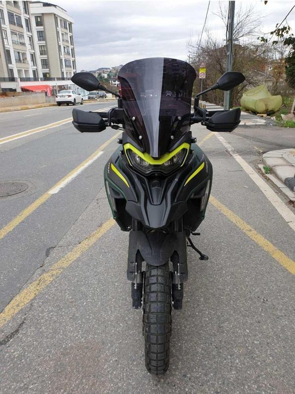 Benelli TRK 702 X Siperlik Ön Cam 2024 Model 51cm Siyah Renkli 4mm 2. TASARIM - Image 1