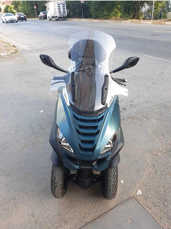 Peugeot Metropolis 400 Siperlik Ön Cam 2021 2024 Model 68cm Şeffaf Renkli 4mm - Image 1