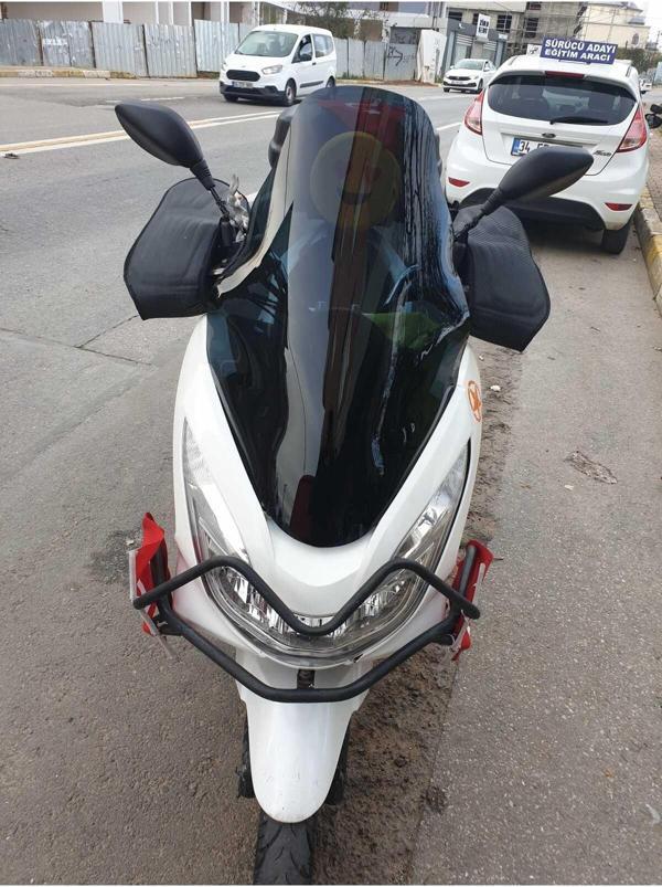 Honda Pcx Siperlik Ön Cam 2014 2017 Model 65cm Siyah Renkli 4mm ORTA BOYLU CAM - Image 1