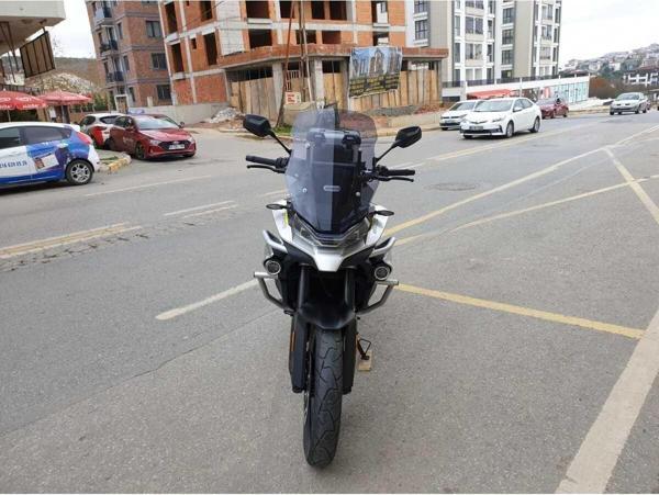 CF MOTO 800 MT Siperlik Ön Cam 2024 Model 57cm açıkfüme Renkli 4mm UZUN CAM - Image 1