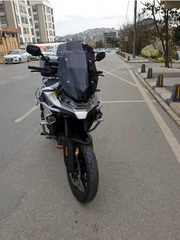 CF MOTO 800 MT Siperlik Ön Cam 2024 Model 57cm siyah Renkli 4mm UZUN CAM - Image 1