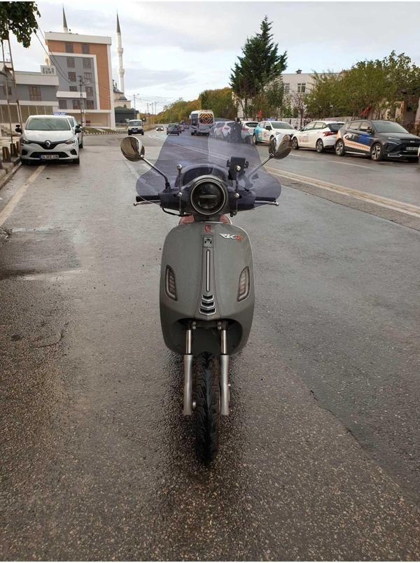 RKS Pride 125 Siperlik Ön Cam 2023-2024 Model 39cm Açıkfüme Renkli 4mm APARAT GÖNDERİLMEYECEK - Image 1