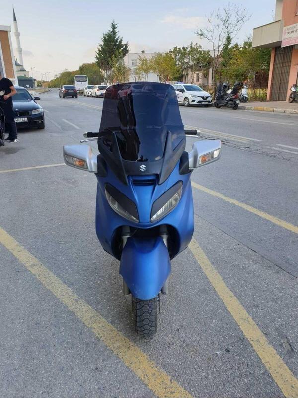 Suzuki Burgman 650 Siperlik Ön Cam 2005 2018 Model 65cm Siyah Renkli 4mm ORTA BOYLU CAM - Image 1