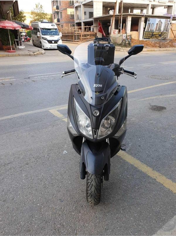 Sym Joymax250 İ Siperlik Ön Cam 2013 2017 Model 54cm Şeffaf Renkli 4mm KISA SPOR Cam - Image 1