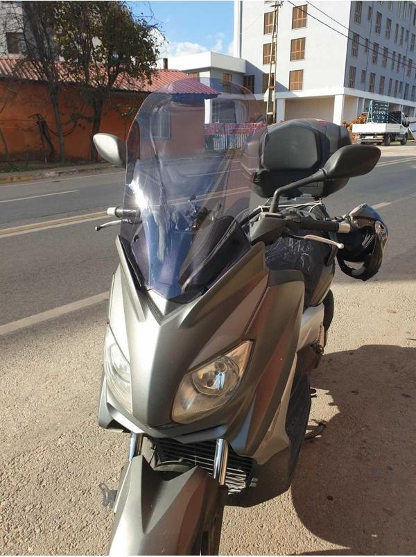 Yamaha Xmax Siperlik Ön Cam 2011 2013 Model 55cm Açıkfüme Renkli 4mm KISA SPOR CAM - Image 1