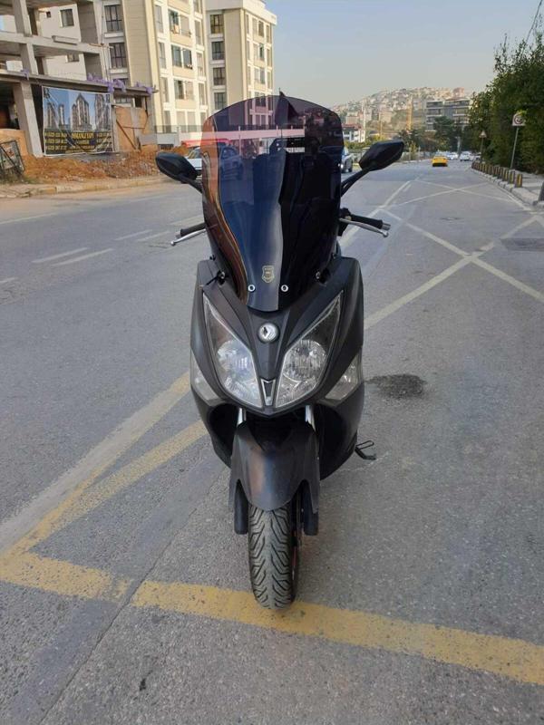 Sym Joymax250 İ Siperlik Ön Cam 2013 2017 Model 65cm Siyah Renkli 4mm ORTA BOYLU CAM İADESİ YOKTUR - Image 1