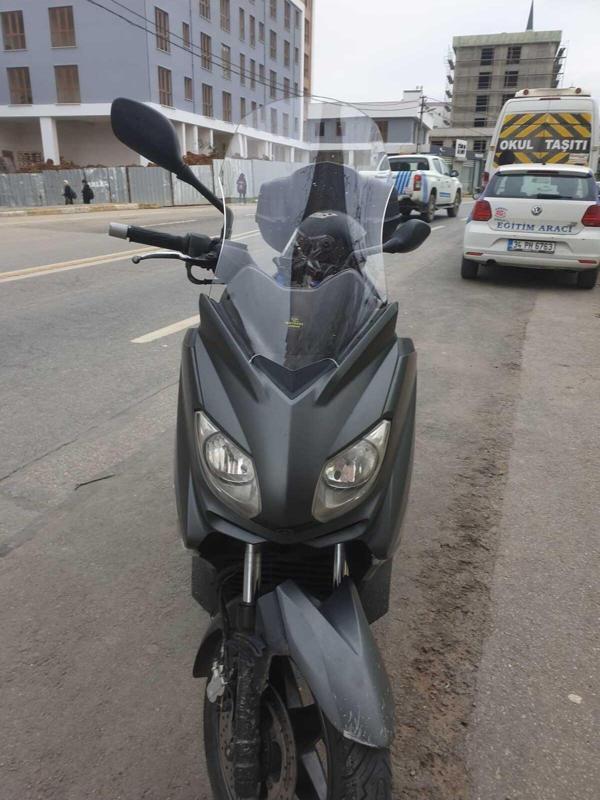 Yamaha Xmax Siperlik Ön Cam 2011 2013 Model 55cm Şeffaf Renkli 4mm KISA SPOR CAM - Image 1
