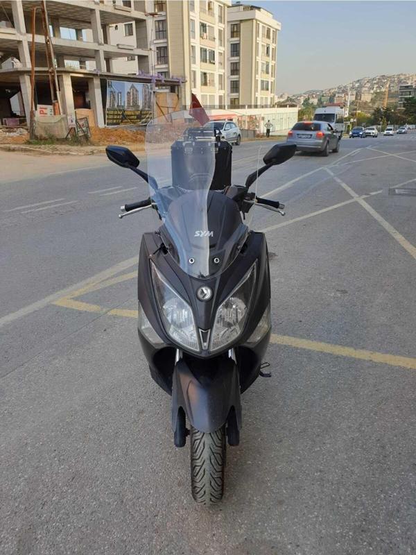Sym Joymax250 İ Siperlik Ön Cam 2013 2017 Model 75cm Şeffaf Renkli 4mm UZUN CAM - Image 1
