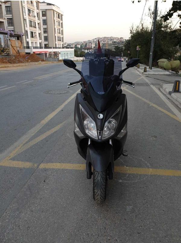 Sym Joymax250 İ Siperlik Ön Cam 2015 2017 Model 65cm Açıkfüme Renkli 4mm APARAT GÖNDERİLMEYECEK - Image 1