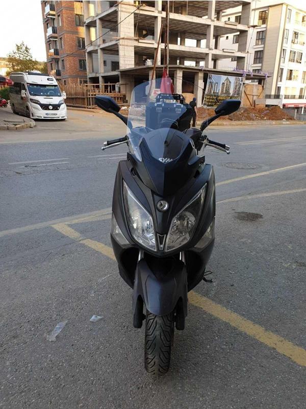 Sym Joymax250 İ Siperlik Ön Cam 2015 2017 Model 65cm Şeffaf Renkli 4mm APARAT GÖNDERİLMEYECEK - Image 1