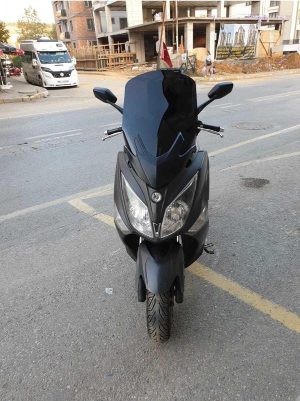 Sym Joymax250 İ Siperlik Ön Cam 2015 2017 Model 65cm Siyah Renkli 4mm APARAT GÖNDERİLMEYECEK - Image 1
