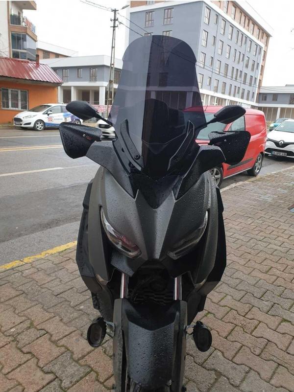 Yamaha Xmax Siperlik Ön Cam 2018 2022 Model 65cm Siyah Renkli 4mm ORTA BOYLU CAM - Image 1