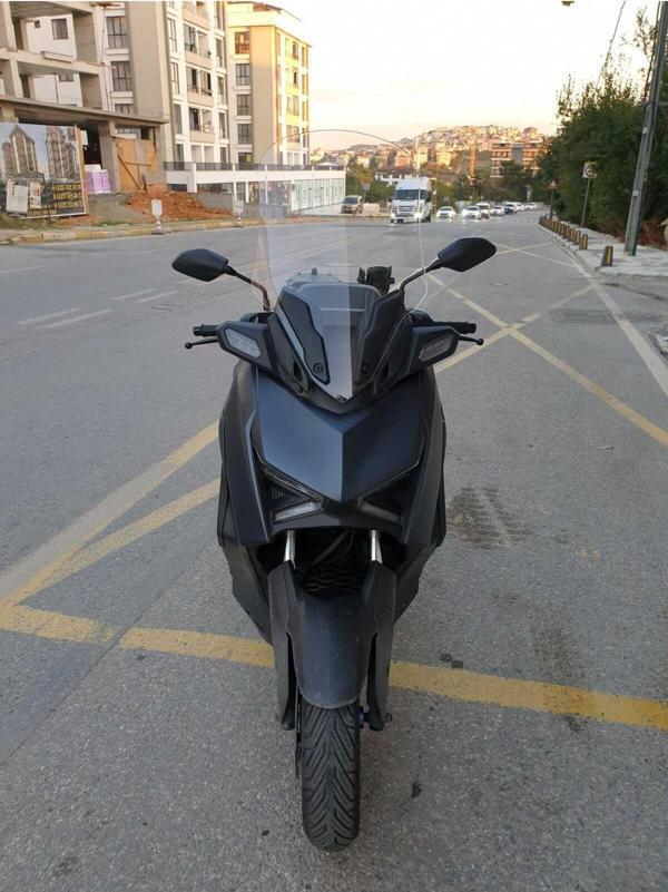 Yamaha Xmax Siperlik Ön Cam 2023 2024 Model 65cm Şeffaf Renkli 4mm ORTA BOYLU CAM - Image 1