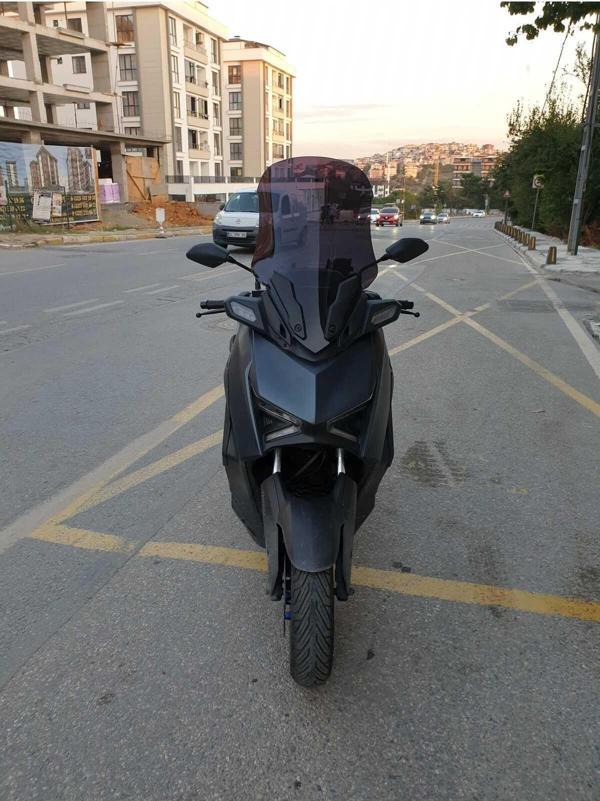 Yamaha Xmax Siperlik Ön Cam 2023 2024 Model 65cm Siyah Renkli 4mm ORTA BOYLU CAM - Image 1