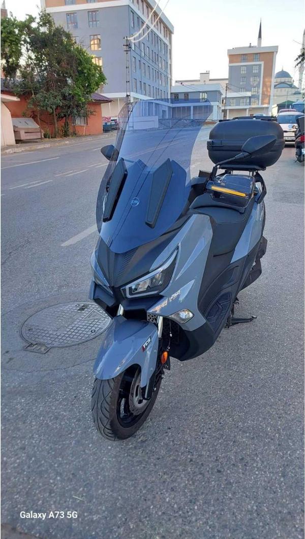 SymJoymax Z Plus Siperlik Ön Cam 2023-2024 Model 70cm Açıkfüme Renkli 4mm - Image 1