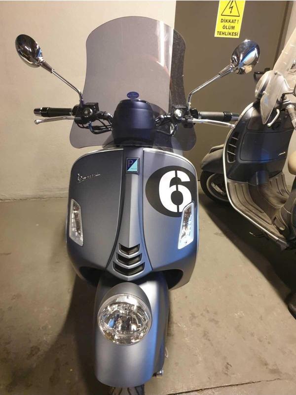 Vespa Gtv 300 Siperlik Ön Cam 2014 2016 Model 55cm Açıkfüme Renkli 4mm APARAT GÖNDERİLMEYECEK - Image 1