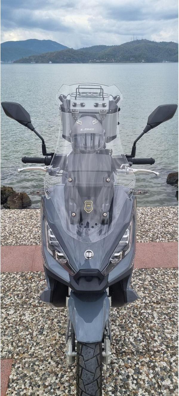 Yuki Xway 125 Siperlik Ön Cam 2023 2024 Model 65cm Şeffaf Renkli 4mm ORTA BOYLU CAM - Image 1
