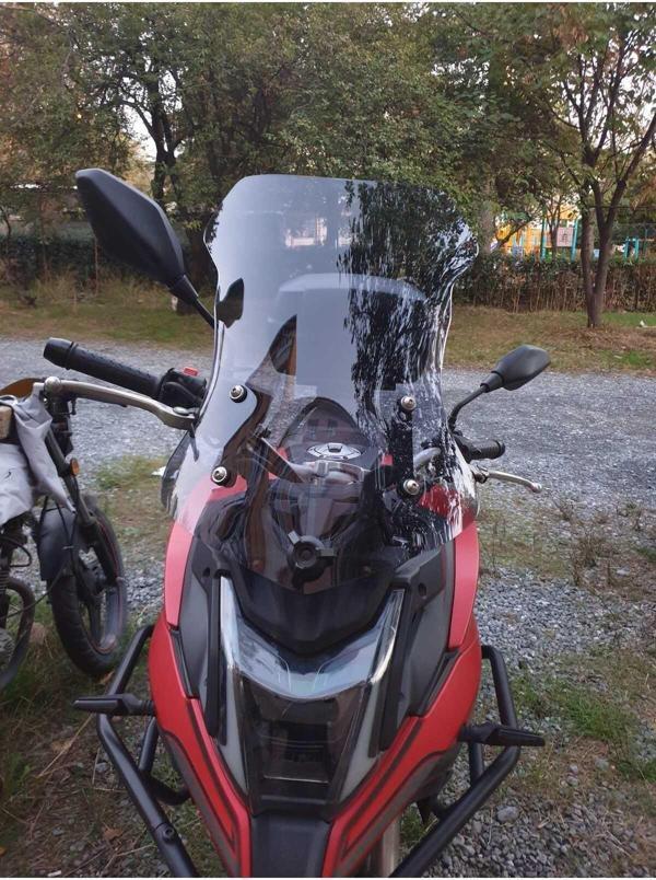 Voge DS 500 Siperlik Ön Cam 2021 2024 Model 55cm Açıkfüme Renkli 4mm - Image 1