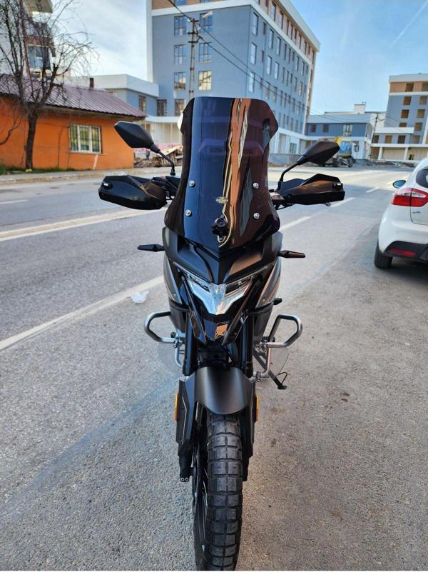 Voge DSX 650 Siperlik Ön Cam 2022 Model 55cm Siyah Renkli 4mm KISA SPOR CAM - Image 1