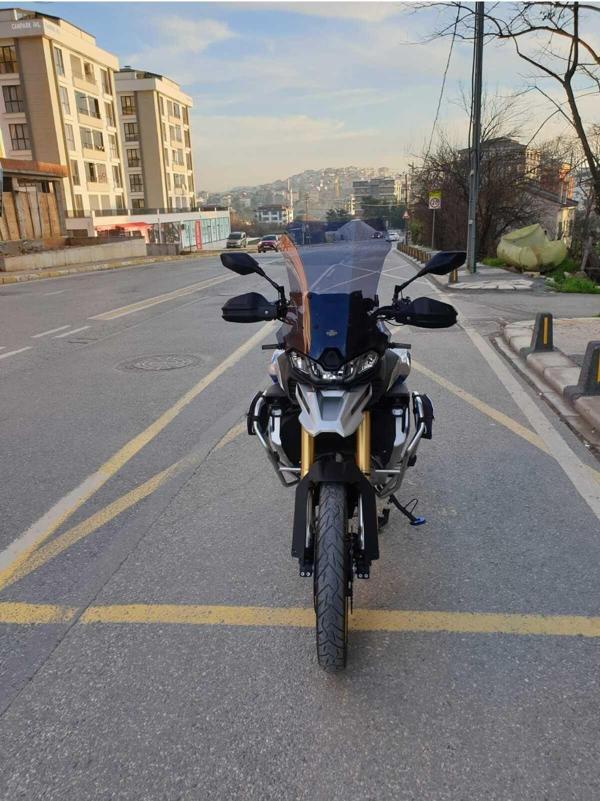 Voge DSX 900 Siperlik Ön Cam 2024 Model 53cm Açıkfüme Renkli 4mm - Image 1