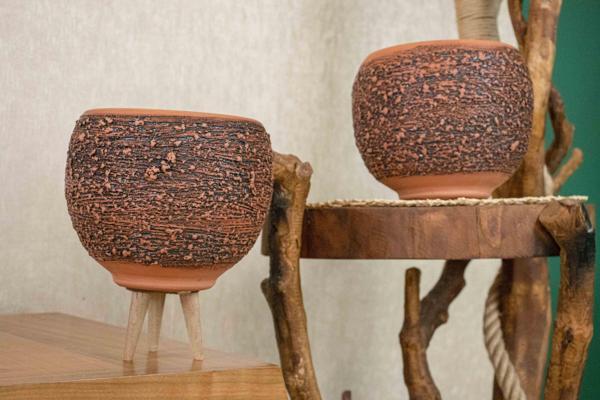 AHŞAP AYAKLI VE AYAKSIZ PÜSKÜRTME MODEL TERRACOTA TOPRAK SAKSI İKİLİ SET - Image 1