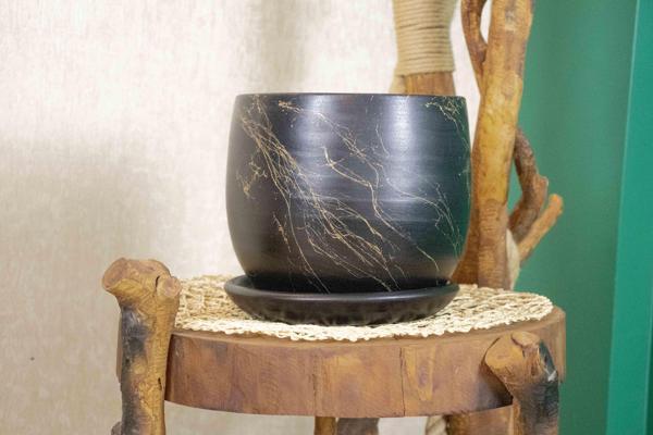 Bitki Tasarımı Siyah Üzeri Gold Tabaklı Terracota Toprak Saksı Saksılık Salon Çiçeklik 19 CM - Image 1