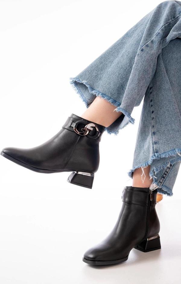 Siyah Toka Aksesuarlı Topuklu Fermuarlı Günlük Kadın Bot - Image 1