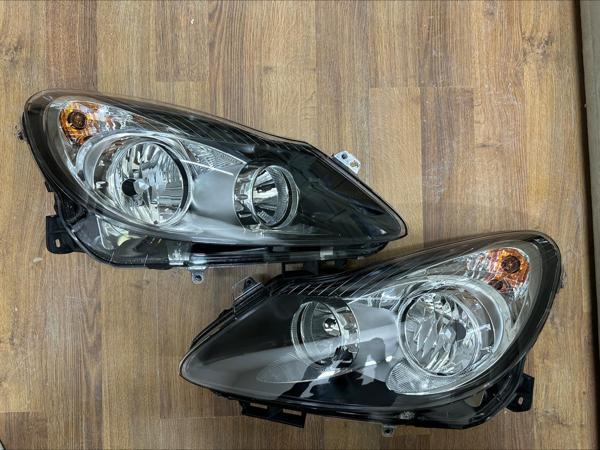 Opel Corsa D Sağ Sol Far Lambası Füme Motorlu Tip 2007-2010 - Image 1