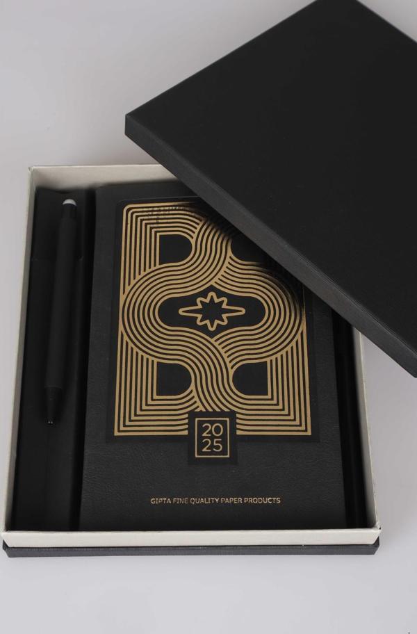 EXCLUSIVE LUXURY 2025 KUTU VE TÜKENMEZ KALEM 2'LİSİ 2025 GÜNLÜK AJANDA 13x21 CM - Image 1