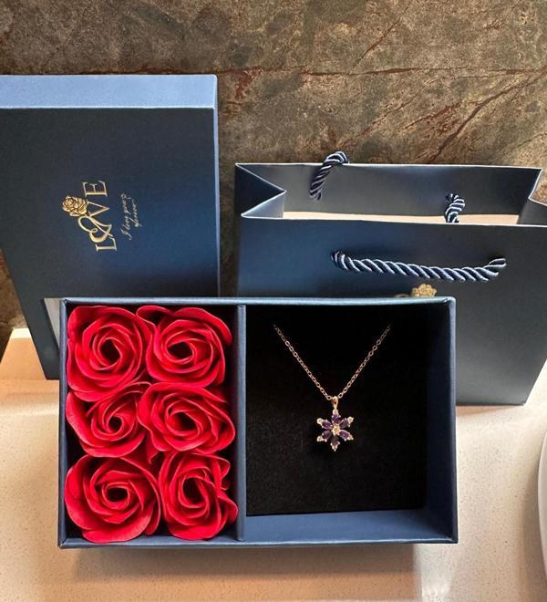 Sevgililer Günü'ne  Özel Kırmızı Gül ve Mücevher Kutusu Lotus Kolye Hediyeli - Image 1