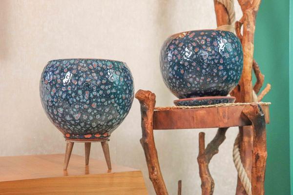 Bitki Tasarımı Lacivert Şekilli Artistik Çift Sırlı İç ve Dış Mekan Kullanımlı Tabaklı ve Ayaklı Toprak Terrakota Saksı  - Image 1