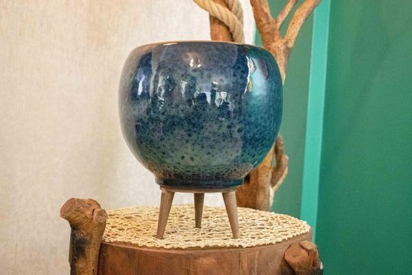 Bitki Tasarımı Okyanus Mavisi Artistik Çift Sırlı İç ve Dış Mekan Kullanımlı Ayaklı Toprak Terakota Saksı Saksılık Çiçek - Image 1